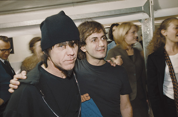 stephen-sprouse-backstage-with-designer-marc-jacobs-at-the-louis-vuitton-spring-2001-fashion-show-in-paris-where-they-first-debuted-their-collaboration