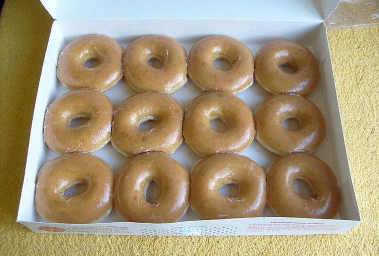 https_blogs-images.forbes.comkellyphillipserbfiles201406670px-krispy_kreme_dozen_doughnuts_2